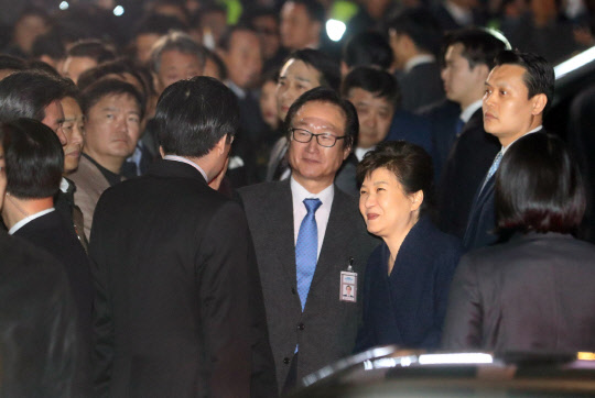 헌재의 탄핵 심판 선고에서 파면당한 박근혜 전 대통령이 12일 오후 청와대를 떠나 서울 강남구 삼성동 사저에 도착하고 있다.